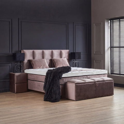 Phantom Boxspringbett aus beigem Webstoff mit Kopfteil und Matratze, dekorierte Schlafzimmer-Szene mit Sitzbank und Nachttischen