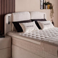 Phoenix Boxspringbett Detail vom Bouclé Kopfteil in Beige mit Kissen und gestepptem Topper, Nahaufnahme des Liegekomforts