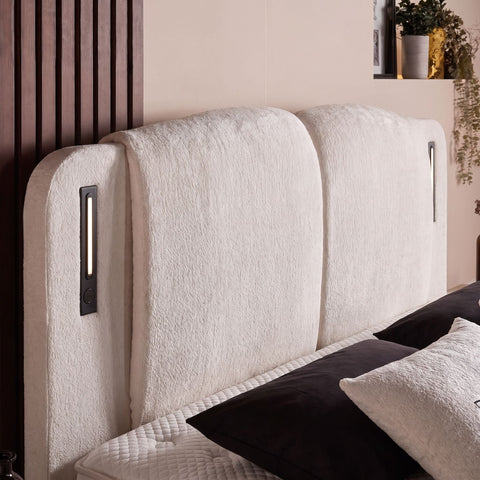 Nahaufnahme Kopfteil Phoenix Boxspringbett in Bouclé Beige mit integrierten LED Leuchten