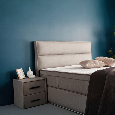 SUNA Boxspringbett Detail, gepolstertes Kopfteil in Webstoff Grau mit Topper und passendem Nachttisch
