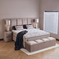 Callisto Boxspringbett Samt Beige im Schlafzimmer, komplette Szene mit Nachttischen, Kopfteil und Bettkasten mit Stauraum