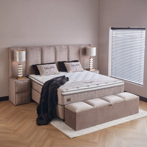 Callisto Boxspringbett Samt Beige im Schlafzimmer, komplette Szene mit Nachttischen, Kopfteil und Bettkasten mit Stauraum