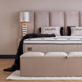 Callisto Boxspringbett in Beige, Detail von Kopfteil und Samtbezug mit Callisto-Kissen und Matratzenaufbau