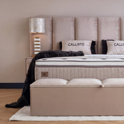Callisto Boxspringbett in Beige, Detail von Kopfteil und Samtbezug mit Callisto-Kissen und Matratzenaufbau