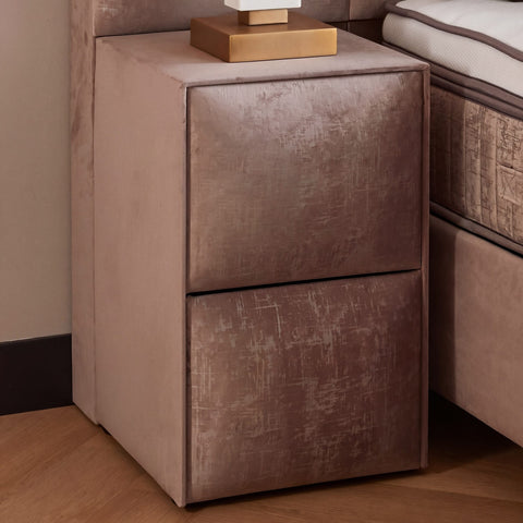 Nachttisch des Callisto Boxspringbetts aus Samt in Beige mit zwei Schubladen, Detailaufnahme des Bezugs