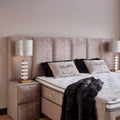 Kopfteil des Callisto Boxspringbetts in Samt Beige mit Callisto-Kissen, Nachttischen und Matratze im Detail