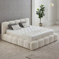 Kaona Boxspringbett Teddy Bouclé Beige in Seitenansicht – Kopfteil, Matratze und Topper in heller Schlafzimmer-Szene