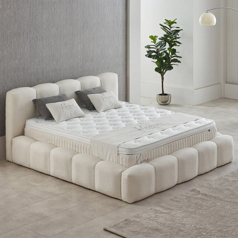 Kaona Boxspringbett Teddy Bouclé Beige in Seitenansicht – Kopfteil, Matratze und Topper in heller Schlafzimmer-Szene