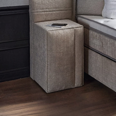 Riviera Boxspringbett Nachttisch-Würfel in Webstoff Beige neben dem Bett mit passender Stoffstruktur