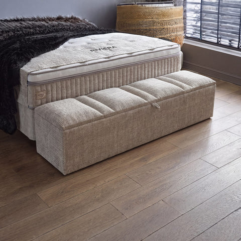 Riviera Boxspringbett Webstoff Beige, Bettbank mit Stauraum am Fussende und sichtbarer Matratze mit Topper