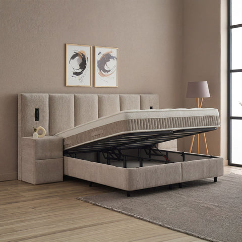 Davis Boxspringbett Stoff Beige mit hochgeklapptem Bettkasten, seitlicher Blick auf grossen Stauraum und Kopfteil