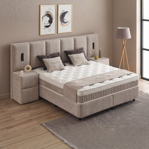 Davis Boxspringbett Beige seitlich mit Stoffbezug, Kopfteil und aufgebauter Matratze samt Topper für hohen Liegekomfort