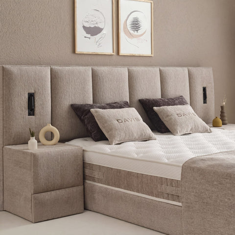 Davis Boxspringbett Beige Detailaufnahme vom gepolsterten Kopfteil mit Stoffbezug, Kissen und Matratzenaufbau