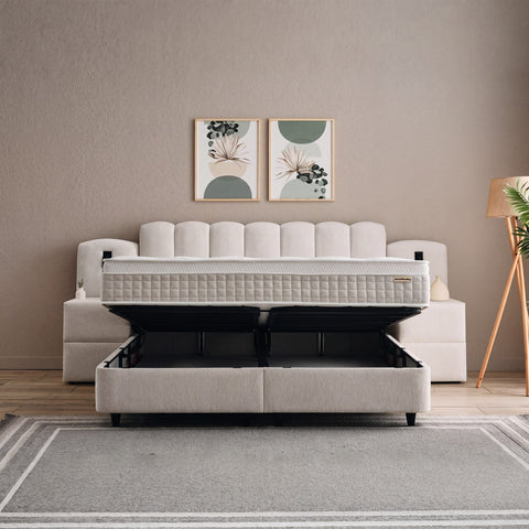 Dream Boxspringbett in Beige mit geöffnetem Bettkasten und grosszügigem Stauraum unter der Liegefläche mit Stoffbezug