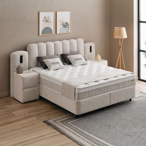 Dream Boxspringbett in Beige mit Stoffbezug, seitliche Ansicht mit Kopfteil, Matratze und Topper im hellen Wohnraum