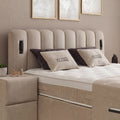 Wind Boxspringbett Detail vom gepolsterten Kopfteil aus Stoff in Beige mit Wind-Kissen und Nachttisch