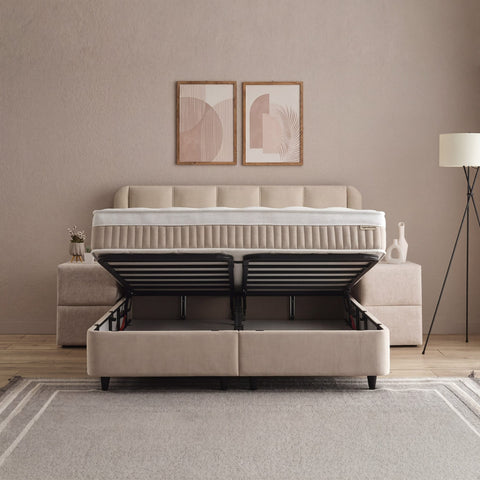 Calma Boxspringbett mit geöffnetem Bettkasten, aufgeklappte Matratze zeigt grossen Stauraum, Stoffbezug in Beige