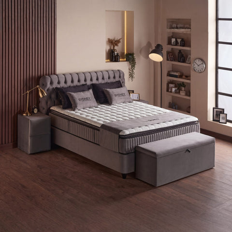 Sydney Boxspringbett in Grau, Seitenansicht mit Matratze, Topper und passender Bettbank aus Samt Velours