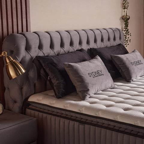 Sydney Boxspringbett Detail, gestepptes Kopfteil aus Samt Velours Grau mit Kissen und Matratze in Nahaufnahme