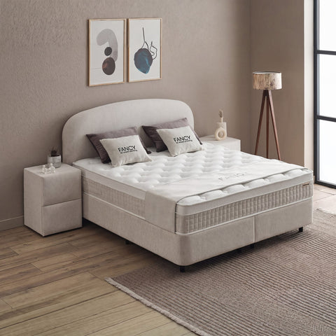 Fancy Boxspringbett Beige aus Samt Velours in Seitenperspektive, Matratze mit Topper und gepolstertes Kopfteil im Wohnraum