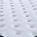 Nahaufnahme der weissen Matratzenoberfläche des Hamilton Boxspringbett mit ergonomischer Steppung
