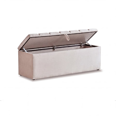 Geöffnete Samt-Truhe in Beige passend zum Jazzlyn Boxspringbett, aufklappbarer Deckel mit grossem Innenraum