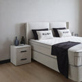Ruby Boxspringbett Velours Grau, Detail von Kopfteil und Matratze mit Ruby-Kissen und Tagesdecke