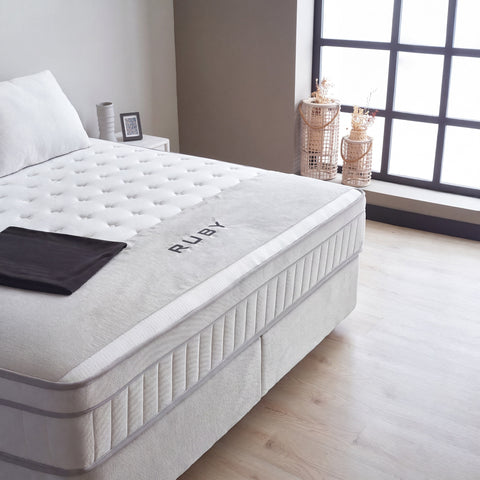 Ruby Boxspringbett – Velours Grau · mit Bettkasten · inkl. Matratze & Topper