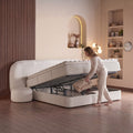 Brooklyn Boxspringbett Samt Beige mit geöffnetem Bettkasten, aufgeklappte Matratze zeigt praktischen Stauraum