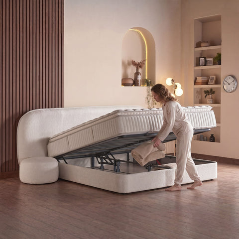 Brooklyn Boxspringbett Samt Beige mit geöffnetem Bettkasten, aufgeklappte Matratze zeigt praktischen Stauraum