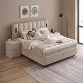 Wind Boxspringbett Stoff Beige mit liegender Frau, zeigt Liegekomfort von Matratze und Topper im Schlafzimmer