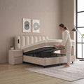 Wind Boxspringbett Stoff Beige mit geöffnetem Bettkasten, Frau nutzt praktischen Stauraum unter der Matratze