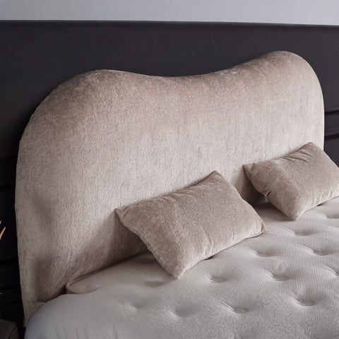 Kopfteil des Sofia Boxspringbett aus Teddy Beige, geschwungenes Design mit Kissen und getufteter Matratze
