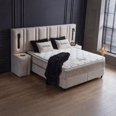 Riviera Boxspringbett Webstoff Beige in Seitenansicht mit Kopfteil, Nachttisch und komfortabler Matratze mit Topper