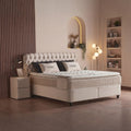 Sydney Boxspringbett Samt Beige in seitlicher Schlafzimmer-Szene mit Chesterfield-Kopfteil und komfortabler Matratze