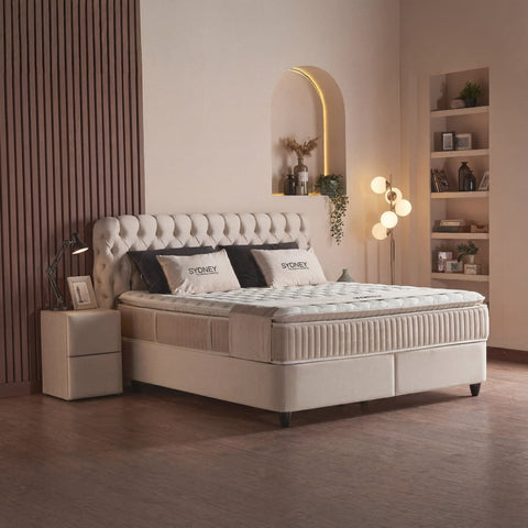 Sydney Boxspringbett Samt Beige in seitlicher Schlafzimmer-Szene mit Chesterfield-Kopfteil und komfortabler Matratze