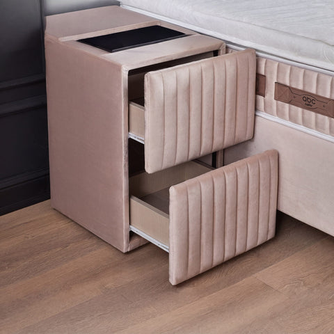 Nachttisch-Modul des Jazzlyn Boxspringbetts in Samt Beige mit zwei geöffneten Schubladen für praktischen Stauraum