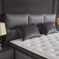 Detail vom gepolsterten Kopfteil des Hamilton Boxspringbett in Webstoff Grau mit Kissen und Matratze