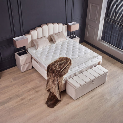 Jazzlyn Boxspringbett Samt Beige von oben, gestepptes Kopfteil, Matratze mit Topper und Nachttische im Schlafzimmer