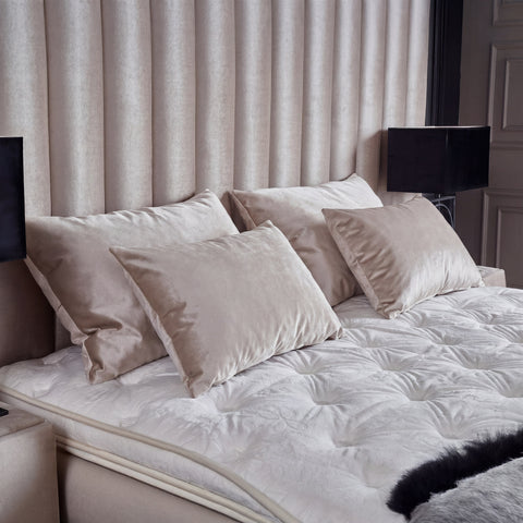 Oscar Boxspringbett – Samt Creme · mit Bettkasten · inkl. Matratze & Topper