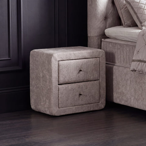 Nachttisch in Teddy Beige mit zwei Schubladen passend zum Sofia Boxspringbett neben dem Bettkasten
