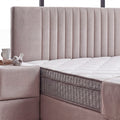 Detailaufnahme vom vertikal gesteppten Kopfteil des Clara Boxspringbetts in Samt Braun-Beige mit gequilteter Matratze