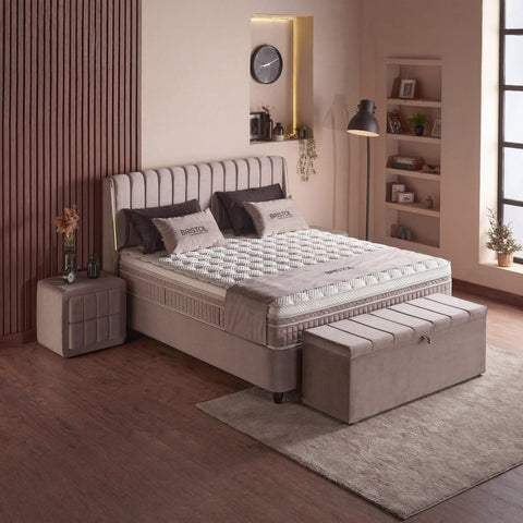 Bristol Boxspringbett Samt Velours Beige seitlich, Kopfteil und Matratzenaufbau mit Topper in warmer Schlafzimmerszene