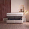 Bristol Boxspringbett Samt Beige mit geöffnetem Bettkasten von vorne, geteilter Stauraum unter der aufgeklappten Matratze