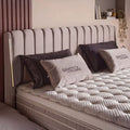 Bristol Boxspringbett Detail: gepolstertes Kopfteil in Samt Velours Beige mit gesteppter Matratze, Topper und Bristol-Kissen