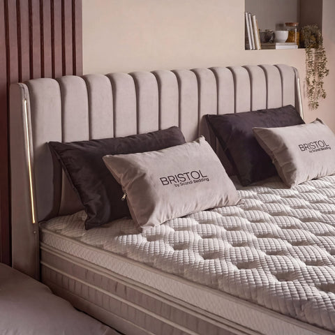 Bristol Boxspringbett Detail: gepolstertes Kopfteil in Samt Velours Beige mit gesteppter Matratze, Topper und Bristol-Kissen