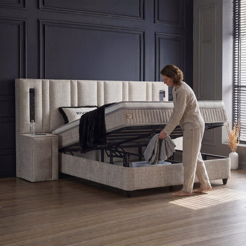 Riviera Boxspringbett Webstoff Beige mit geöffnetem Bettkasten und viel Stauraum unter der Matratze