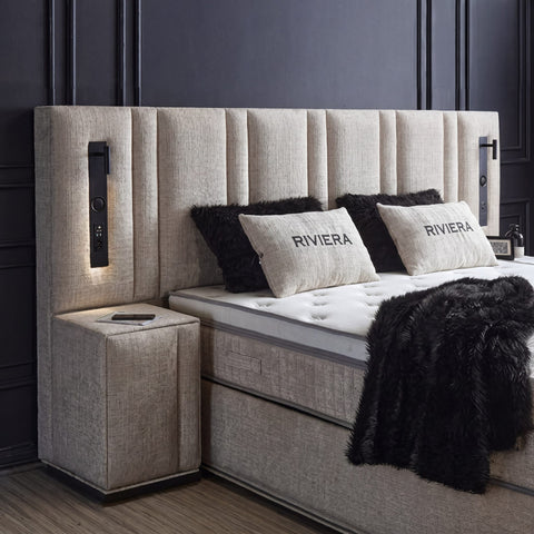 Riviera Boxspringbett Detail vom gepolsterten Kopfteil in Webstoff Beige mit integrierter Leseleuchte und Matratze