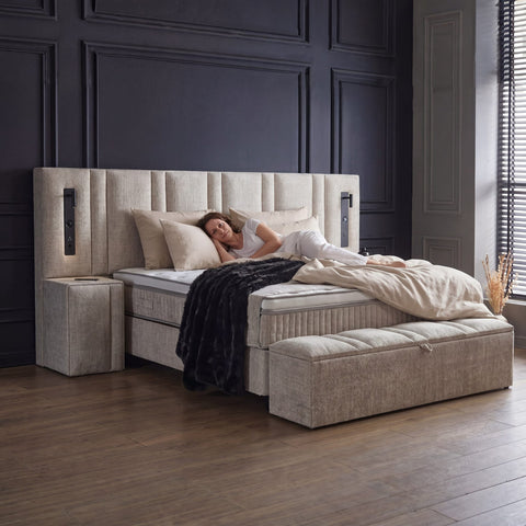 Riviera Boxspringbett Webstoff Beige mit liegender Person, gutem Liegekomfort und beiger Bettbank mit Stauraum
