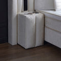 Nachttisch-Hocker in Bouclé Weiss passend zum Sheraton Boxspringbett, neben Matratze und Boxspring-Sockel